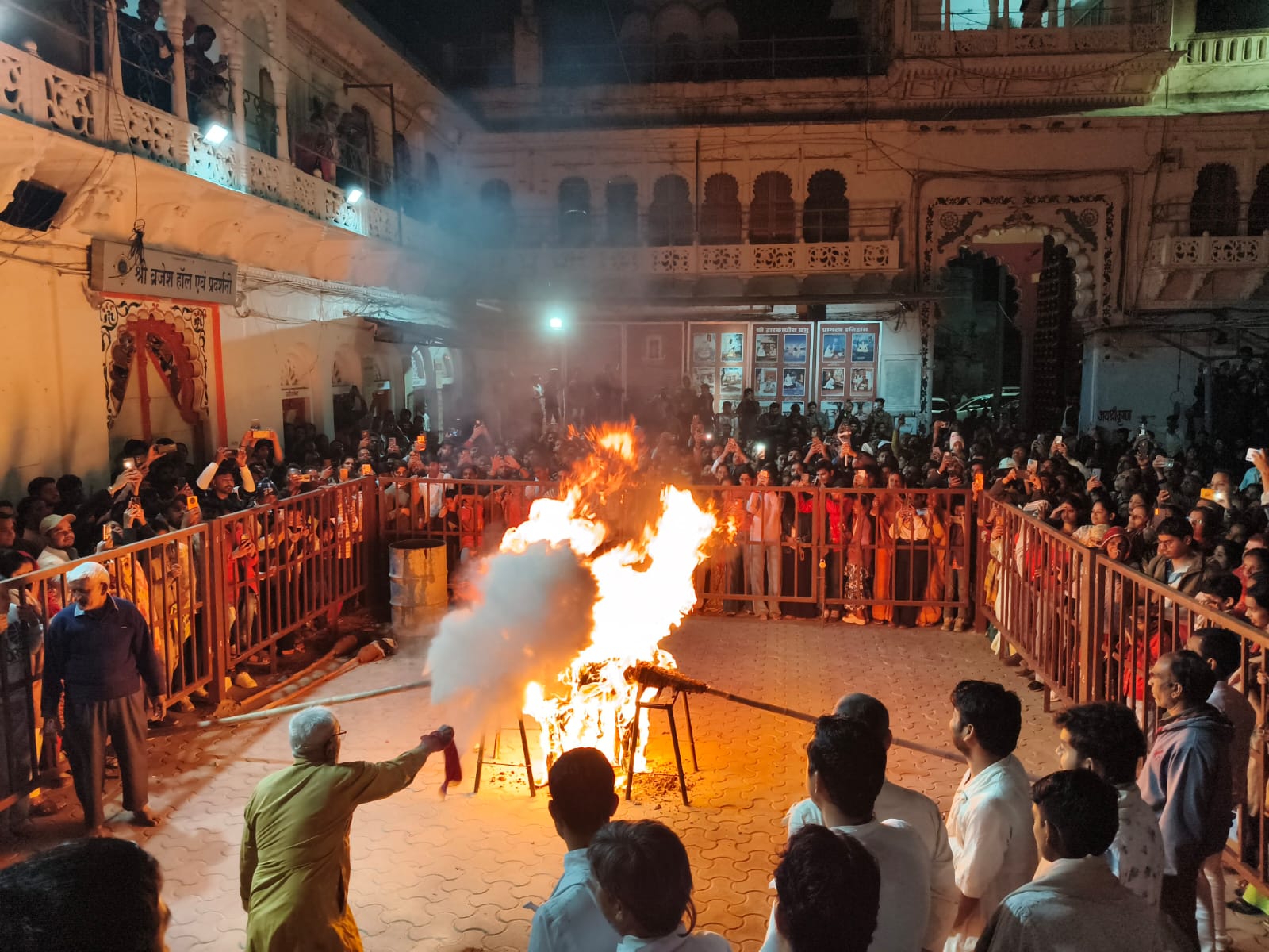 द्वारिकाधीश मंदिर कांकरोली में राल महोत्सव के तहत मशालों पर राल उड़ाते मंदिर के सेवक।