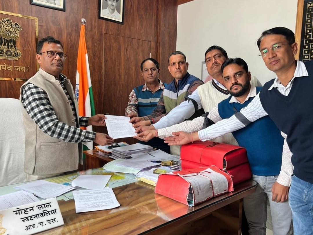 प्रतिनिधिमंडल ने उपखंड अधिकारी को सीएम के नाम सौंपा ज्ञापन।