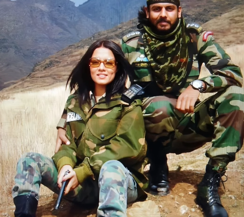 સેલિનાના ભાઈ વિક્રાંત જેટલી ભારતીય સેનાના નિવૃત મેજર છે.