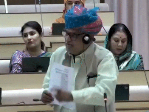 विधानसभा में प्रश्नकाल के दौरान यूडीएच मंत्री भी सवालों में विपक्ष से उलझ गए।