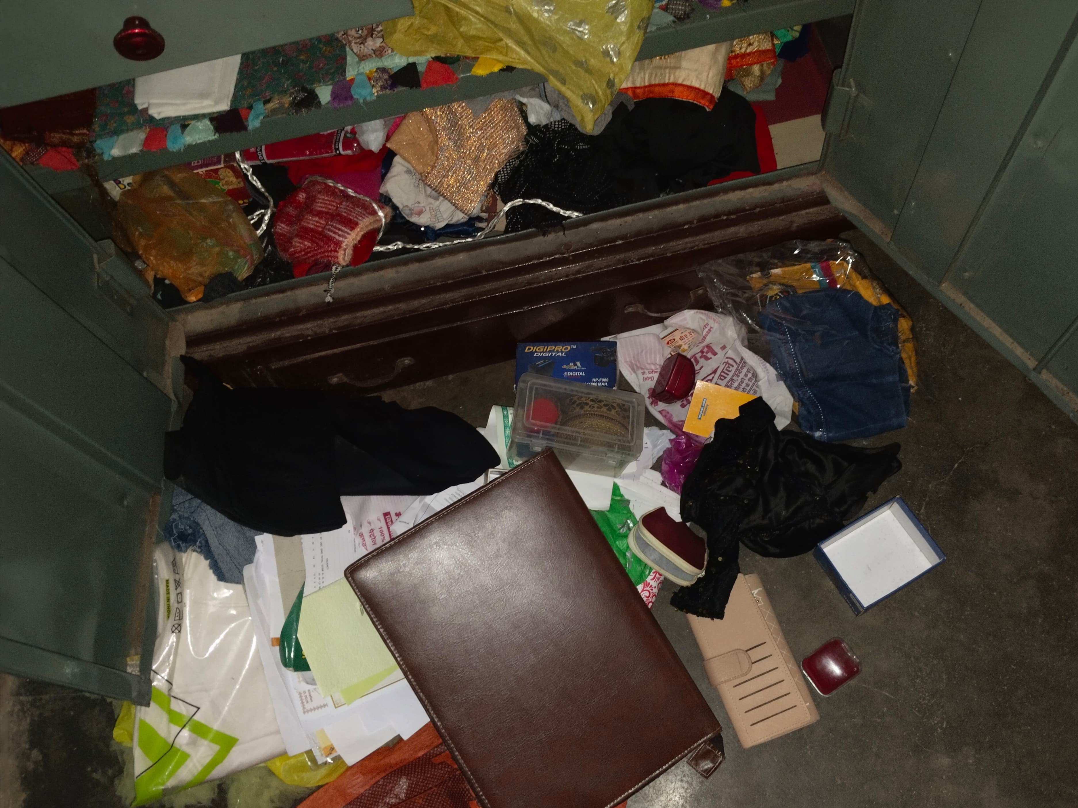 चोर लाखों रुपये के गहने और नकदी लेकर फरार हो गए।