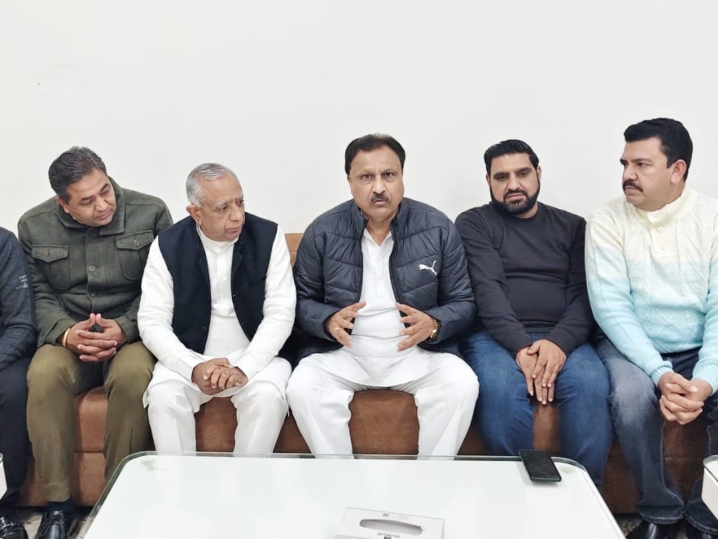 अग्रोहा धाम वैश्य समाज के राष्ट्रीय कार्यकारी अध्यक्ष बजरंग गर्ग बैठक को संबोधित करते हुए।