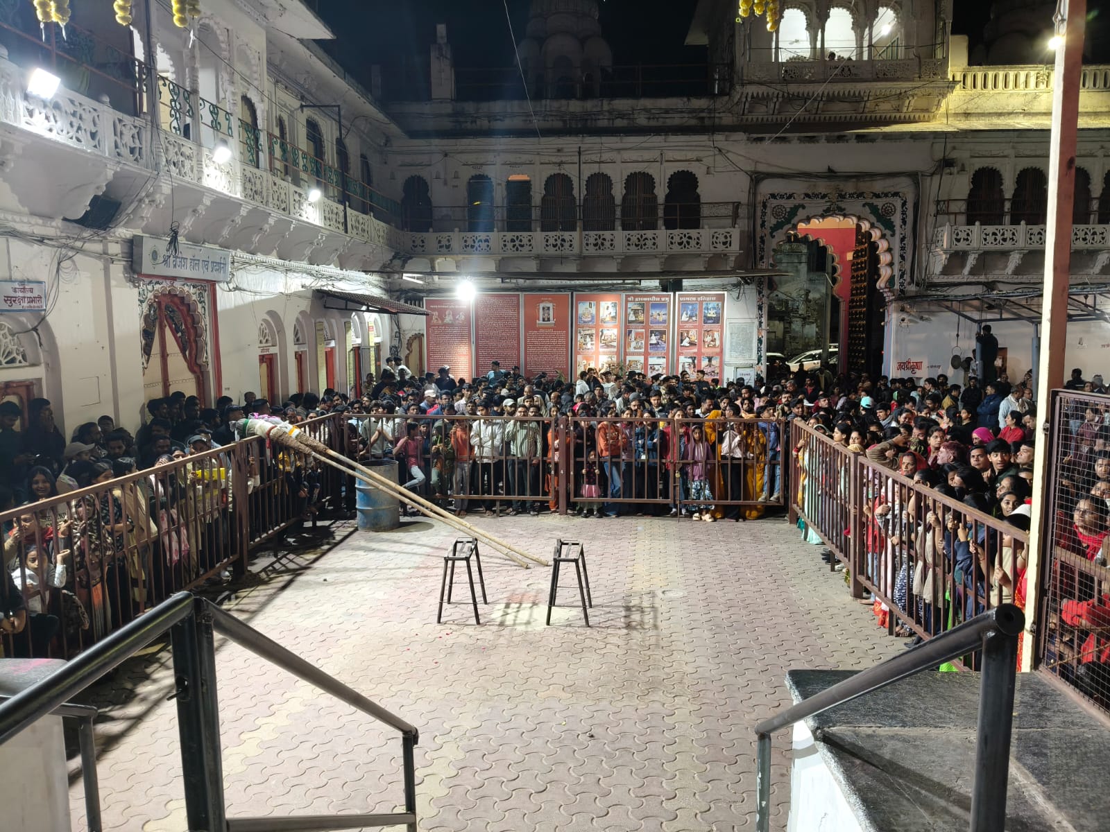 द्वारिकाधीश मंदिर में राल दर्शन के लिए बड़ी संख्या में श्रद्धालु मंदिर पहुंचे।