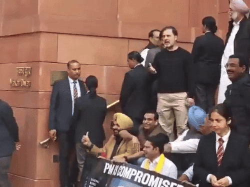 रवनीत बिट्‌टू को देखकर राहुल गांधी ने कहा- गद्दार बिल्कुल पास से गुजर रहा है। उसका चेहरा देखो, कैसा दिख रहा है।