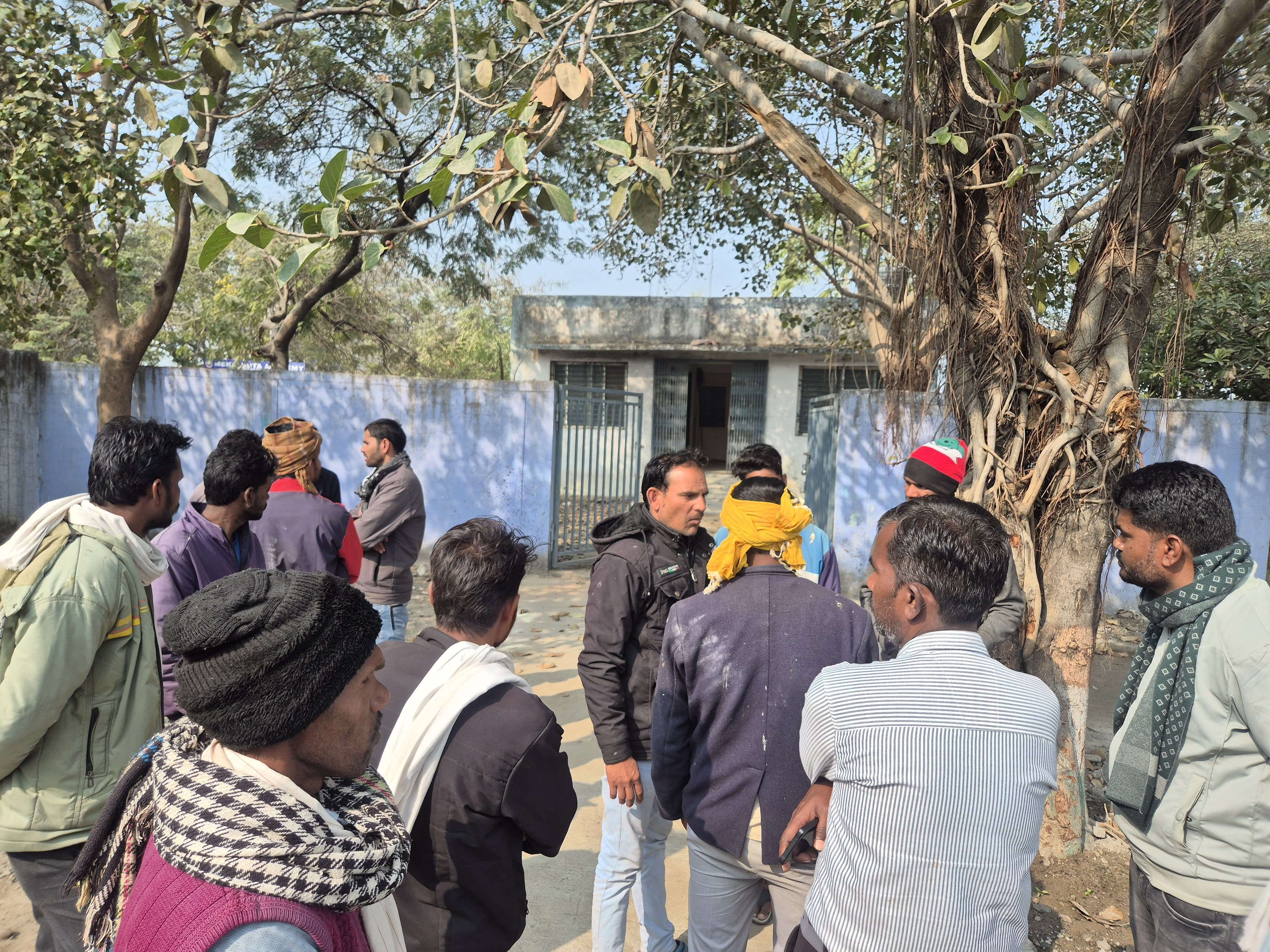 तीनों के शव का पोस्टमॉर्टम सरकारी अस्पताल में किया गया।