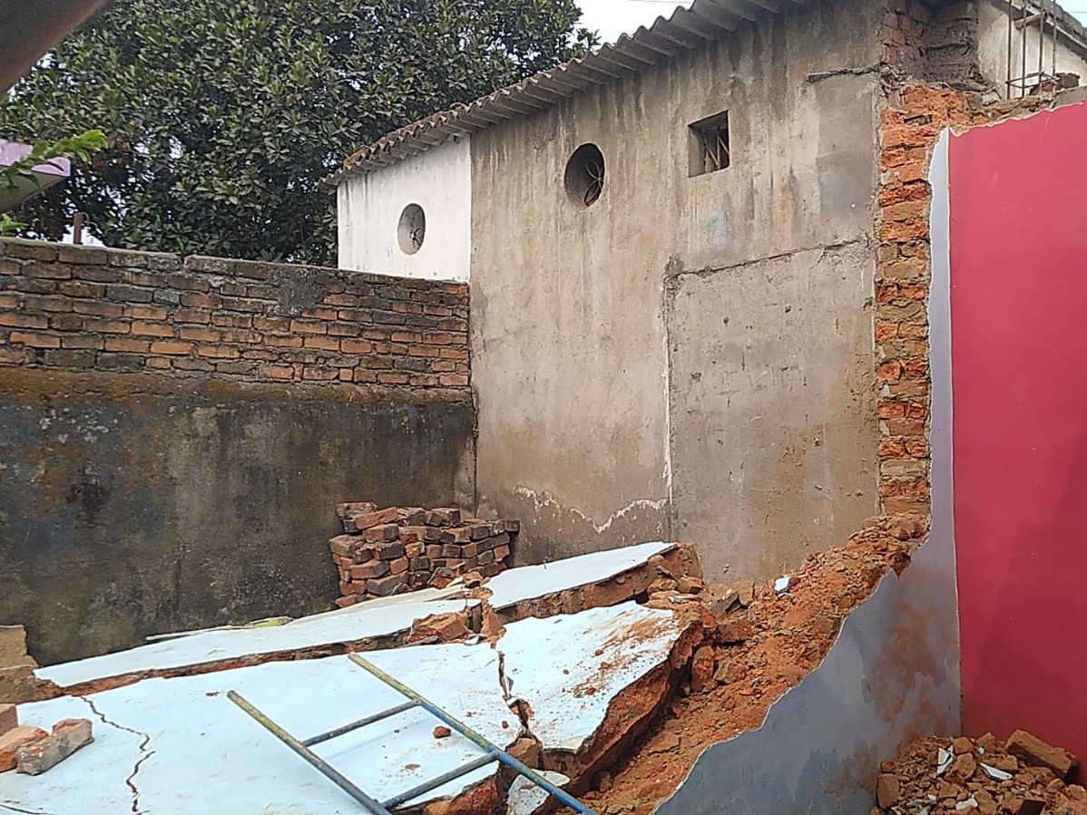दीवार का पूरा एक हिस्सा ढह गया।