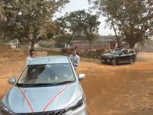 कार की खिड़की में आधे लटककर पहुंचे थे स्कूल।