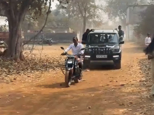 स्टंट दिखाने वाले बाइक और कार भी जब्त कर लिया गया है।