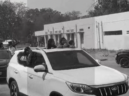 इस वीडियो में ज्यादातर छात्राएं शामिल है। जो गाड़ी में आधी लटकती नजर आईं।