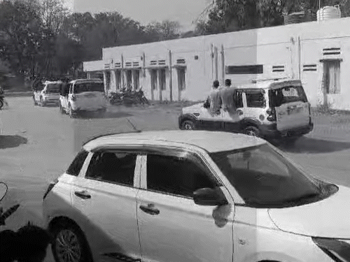 इन छात्र-छात्राओं की पुलिस तलाश कर रही है।