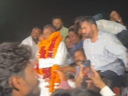 Kawasi Lakhma Released | Chhattisgarh Liquor Scam 2 कार्यकर्ताओं संग गाड़ी की बोनट पर सवार होकर अभिवादन किया।