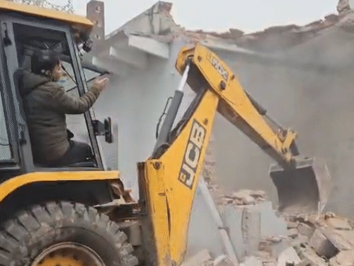 सड़क चौड़ी करने लिए जेसीबी से मकानों को तोड़ा गया।