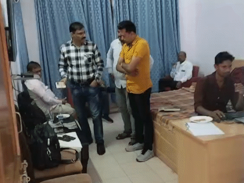 Janjgir-Champa Tehsildar & Patwari Arrested For Bribe At Rice Procurement Center 2 ACB की टीम ने रिश्वतखोर नायब तहसीलदार को किया गिरफ्तार।