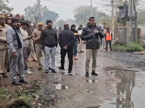 अतिक्रमण हटाने की कार्रवाई के दौरान मथुरा गेट थाना व पुलिस लाइन का जाब्ता तैनात किया गया है।