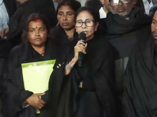 ममता के साथ अन्य लोगों ने भी काली सॉल ओढ़ी थी।