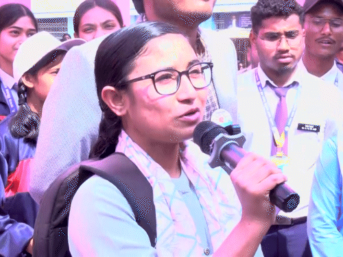 Raipur Space Center Inauguration | Indian Astronaut Interacts Students 3 मैकेनिकल इंजीनियर प्रीति मंडल के सवाल पर उन्होंने बताया कि अंतरिक्ष मिशन के लिए मानसिक रूप से मजबूत रहना बहुत जरूरी होता है।