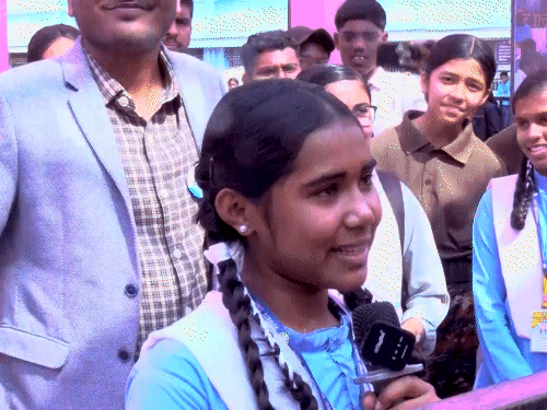 Raipur Space Center Inauguration | Indian Astronaut Interacts Students 2 छात्रा काजल साहू ने पूछा कि बड़े सपने क्यों देखने चाहिए और सफलता में मेहनत या किस्मत का कितना योगदान होता है।