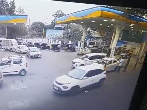 कार पीछे से यास्मीन को टक्कर मारती है। यास्मीन का स्टाफ उन्हें बचाने दौड़ता था। इतने में आरोपी मौके से फरार हो जाता है।