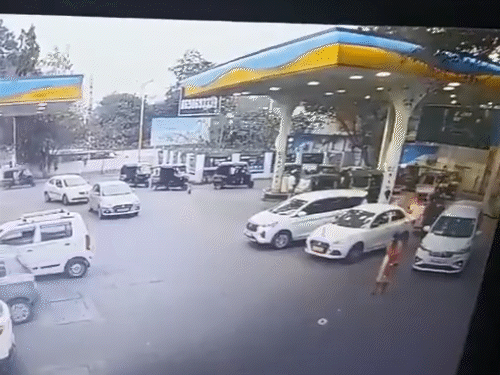 यास्मीन पूनावाला पेट्रोल पंप पर खड़ी थीं। उनकी कार और स्टाफ कार में पेट्रोल डलवाया जा रहा था।