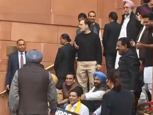 पहले कांग्रेस ने राहुल ने रनवीत सिंह बिट्‌टू को देखकर कुछ कहा था। इस पर साथी सांसद हंसते नजर आए।