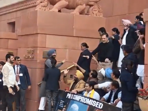 नेता प्रतिपक्ष राहुल और केंद्रीय मंत्री के बीच थोड़ी देर के लिए बहस हुई।