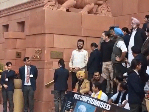 बहस के बाद बिट्‌टू मुस्कुराते हुए आगे निकल गए।