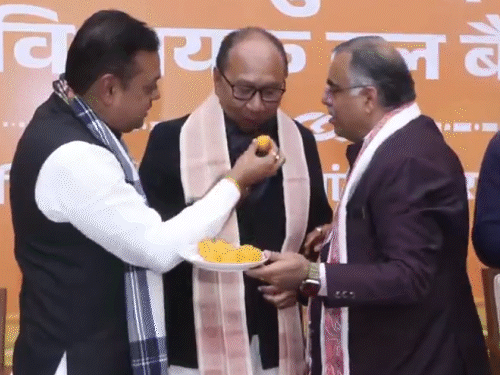 दिल्ली भाजप कार्यालयात युमनाम खेमचंद यांची विधीमंडळ पक्षाचे नेते म्हणून निवड करण्यात आली होती.