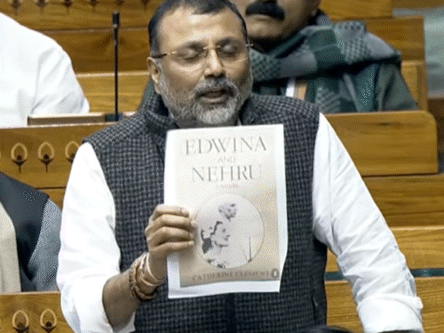 भाजपा सांसद निशिकांत दुबे ने गांधी परिवार-कांग्रेस पर लिखी किताबें कोट कीं।