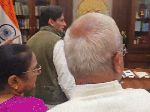 दुपारी 2 वाजता लोकसभा स्थगित झाल्यानंतर अध्यक्ष ओम बिर्ला यांच्या कार्यालयात भाजप आणि विरोधी पक्षाच्या खासदारांमध्ये वाद झाला.