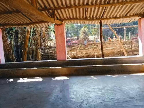 Chhattisgarh College Transforms Ex-Naxalites | Skills Training, New Life 12 नक्सलियों ने हर गांव में इस तरह एक मंच बनाकर रखा था। जिसे घाेटुल कहते हैं। यहां नाट्य मंडली आकर नाटक करती थी। यहीं पर गांव के लिए भोजन बनाया जाता था।