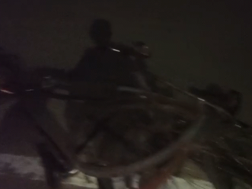 हादसे के बाद सड़क पर साइकिले क्षतिग्रस्त हालात में कई घंटों पड़ी रही, बाद में ट्रैफिक पुलिस ने इन्हे थाने भिजवाया।