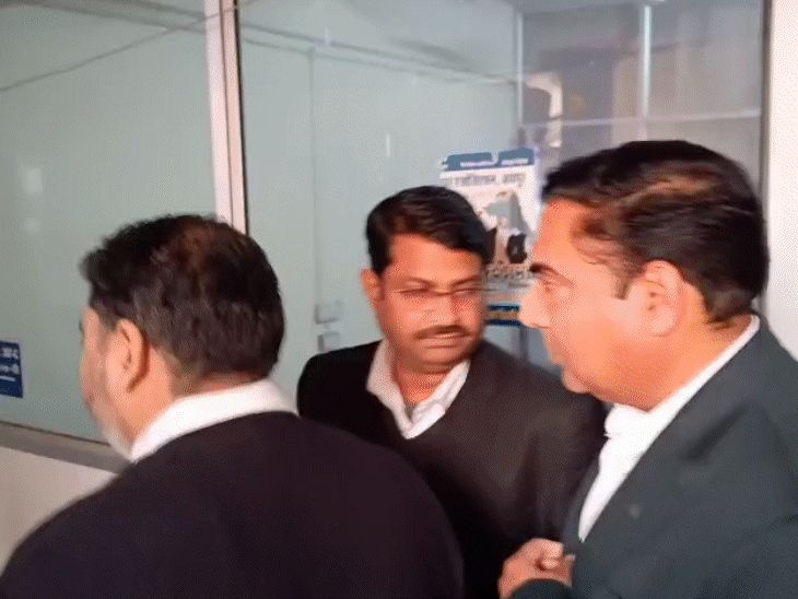 बहरोड़ के पूर्व विधायक बलजीत यादव को ED कोर्ट में पेशी पर लाते हुए।