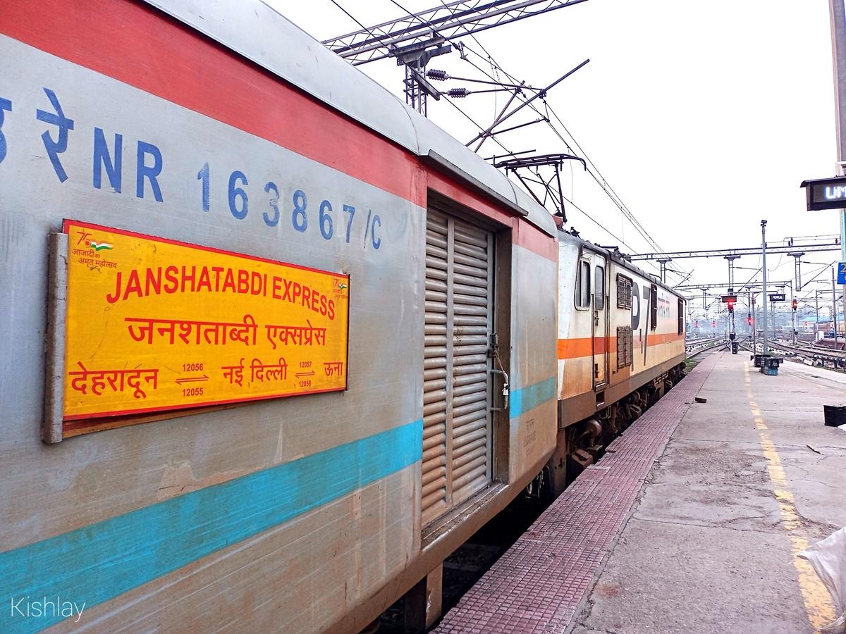 ऊना में जनशताब्दी एक्सप्रेस ट्रेन।