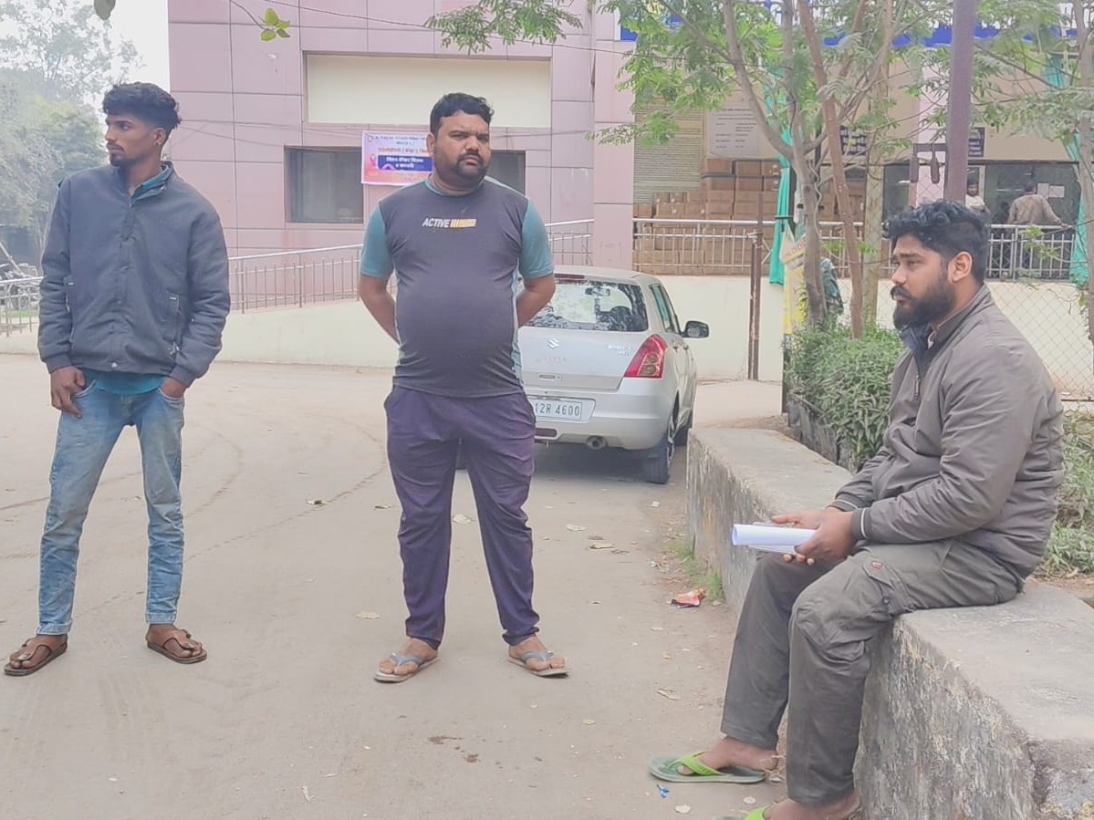 मजदूर का शव पोस्टमॉर्टम के लाया गया।