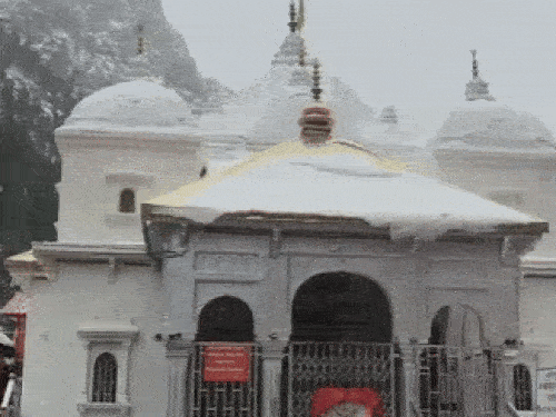 उत्तराखंड के गंगोत्री धाम में मंगलवार को बर्फबारी हुई। यहां पिछले एक हफ्ते से तापमान मानइस में चल रहा है।