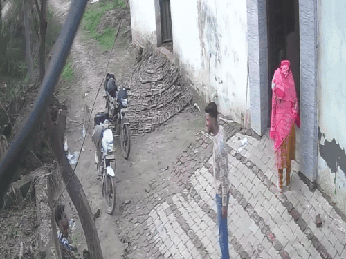 CCTV वीडियो में ज्योति का देवर भी हाथ में पाइप लेकर घर के अंदर जाता दिख रहा है।