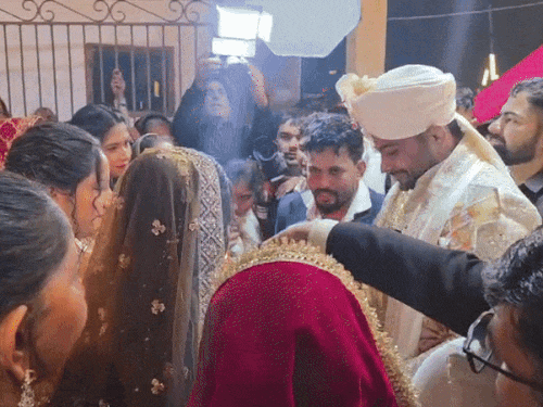 बरात लेकर पहुंचने पर नीम झड़ाई रस्म करते हुए ससुराल की महिलाएं।