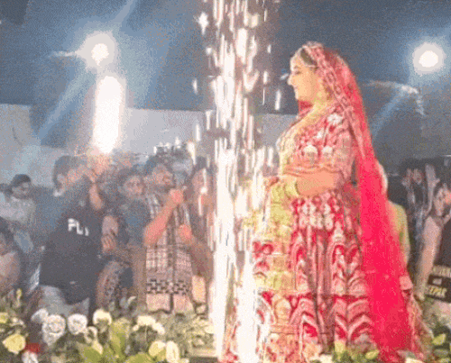 स्टेज की तरफ बढ़ती दीपक पूनिया की दुल्हन शिवानी।