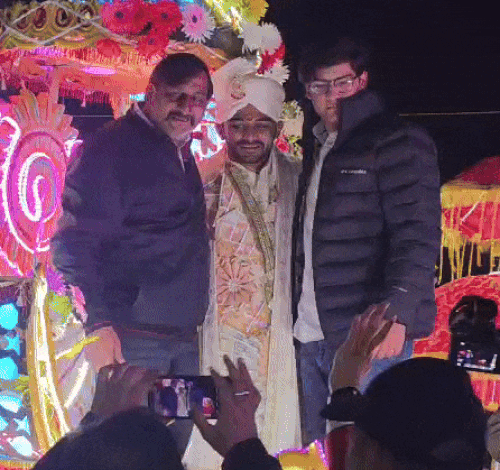 घुड़चढ़ी के दौरान दीपक पूनिया के साथ फोटो खिंचवाते रिश्तेदार।