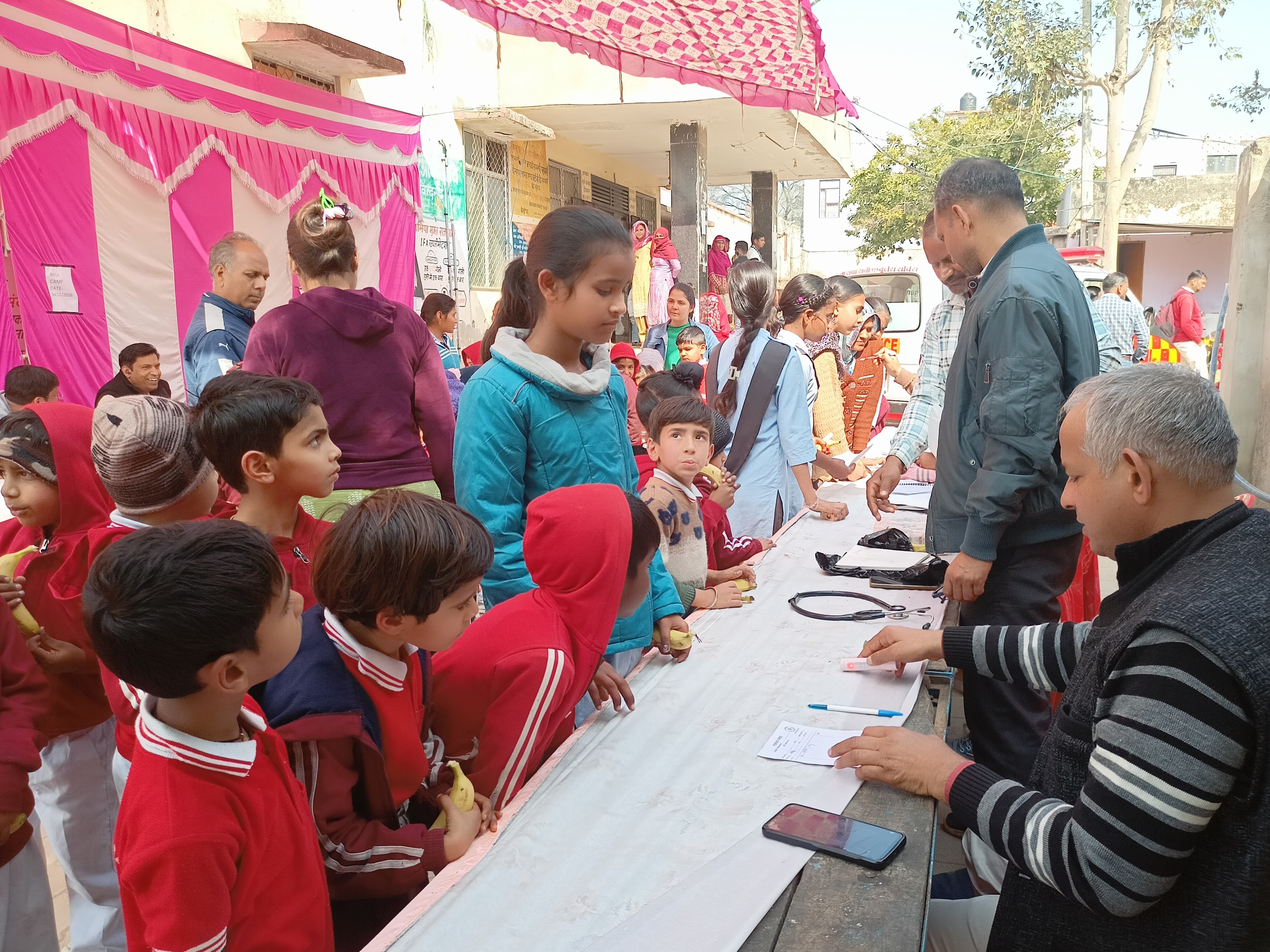 बच्चों के हेल्थ चेकअप कर निशुल्क बांटी गई दवाइयां।