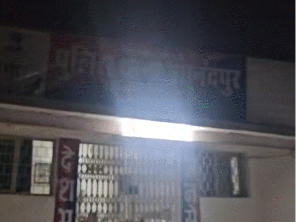 भाजपा विधायक उमाकांत शर्मा ने रात करीब ढाई बजे थाने का औचक निरीक्षण किया।