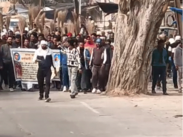 कांग्रेस विधायक ने नगर पालिका के अधिकारी को जेल भेजने की चेतावनी दी।