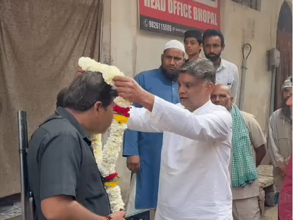 बिजली कंपनी ने एक परिवार के घर पर बंदूकधारी गार्ड का पहरा लगा दिया।