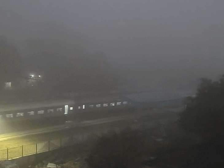 तस्वीर लखनऊ के मल्हौर स्टेशन की है। बुधवार सुबह कोहरा छाया रहा। गुरुवार को भी यूपी की राजधानी कोहरे की चपेट में है।