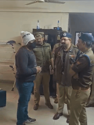 पिता ने पुलिस अफसरों को रोते हुए घटना के बारे में बताया।
