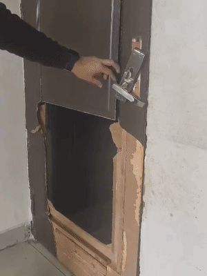 हादसे के बाद परिवार वालों ने घर का दरवाजा तोड़ा। देखा तो बेटियां नहीं थीं। फिर दौड़कर नीचे पहुंचे। वहां तीनों खून से लथपथ पड़ी हुईं मिलीं।