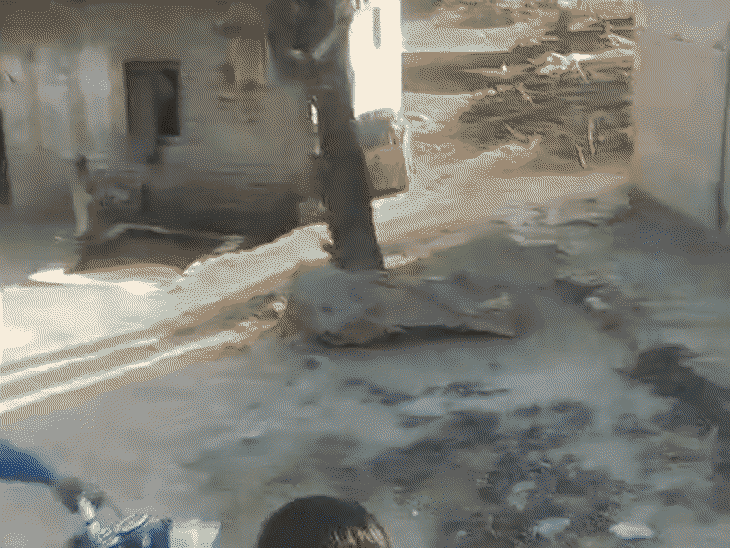 वह अचानक कमर से तमंचा निकालता है और बस पर तानकर गोली चला देता है।