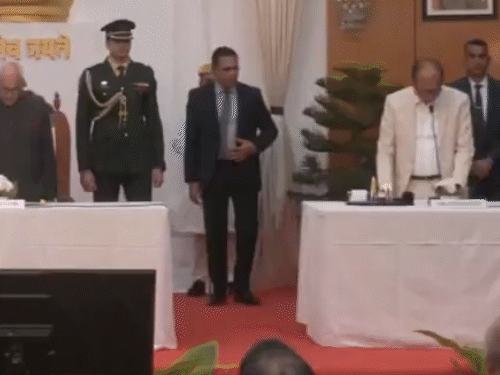 राज्यपाल अजय कुमार भल्ला यांनी खेमचंद सिंह यांना गोपनीयतेची शपथ दिली.