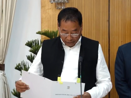 नगा पीपुल्स फ्रंट के विधायक लोसी दिखो ने डिप्टी सीएम पद की शपथ ली। उनकी पार्टी NDA में शामिल है।