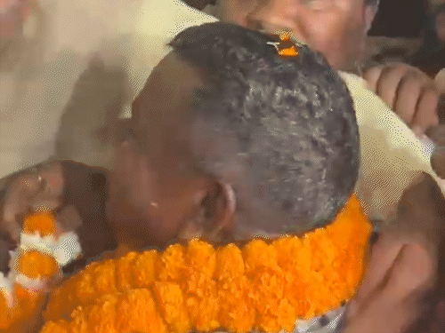 Kawasi Lakhma Released | Chhattisgarh Liquor Scam 1 कांग्रेस नेता गिरीश देवांगन से गले मिलते हुए लखमा।